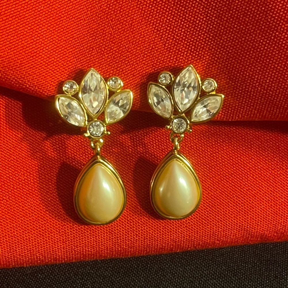 MONET Clíp On earrings